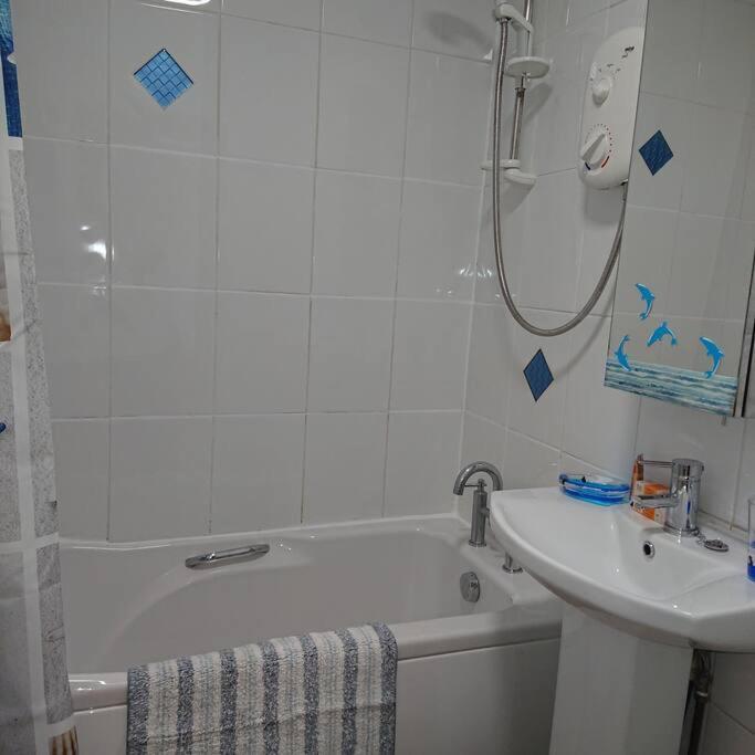 Stylish 2 Bed Flat At Sands *